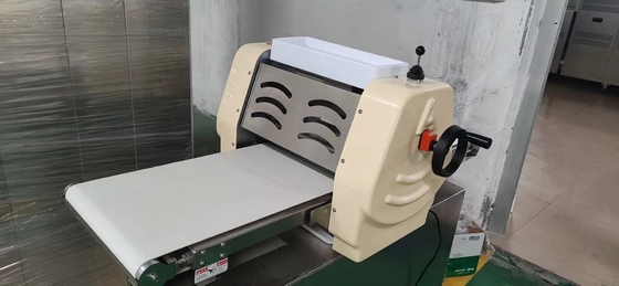 전기 반죽 압축 요리 장비 / 패스트 푸드 주방 장비 370mm 롤러 0.4KW 전력
